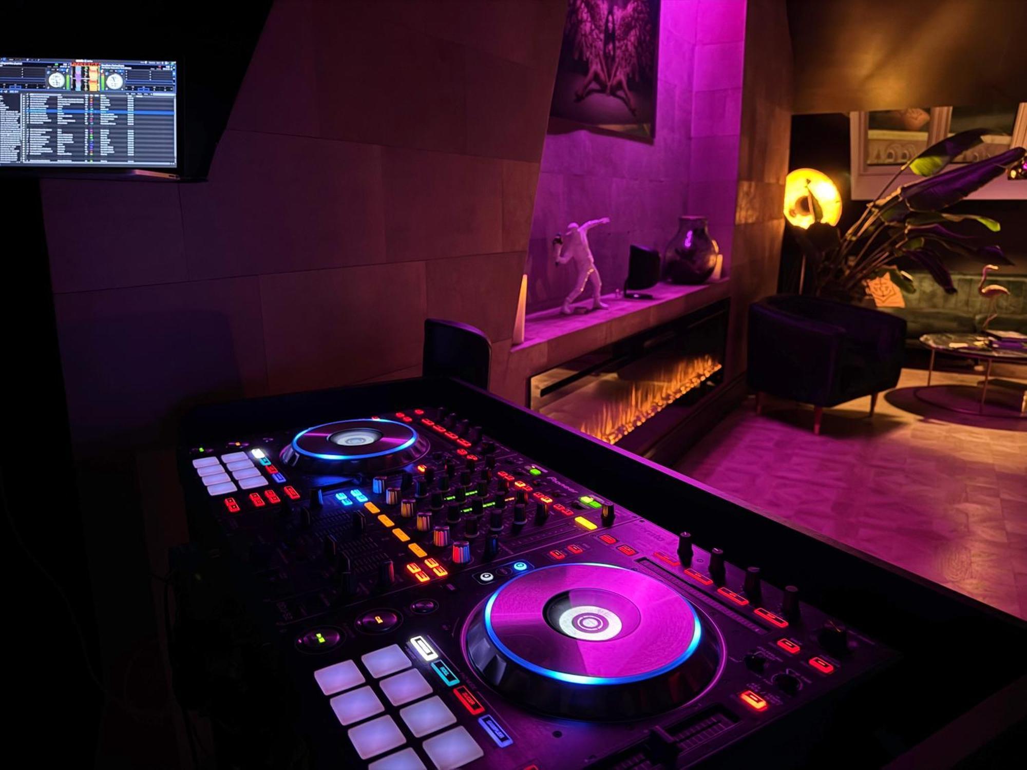 Loco Paradiso - Two Kingsize Beds, Outdoor Terrace, Dj Booth, Bar, Cinema, Bathtub, Kitchen, Airco Antwerpen